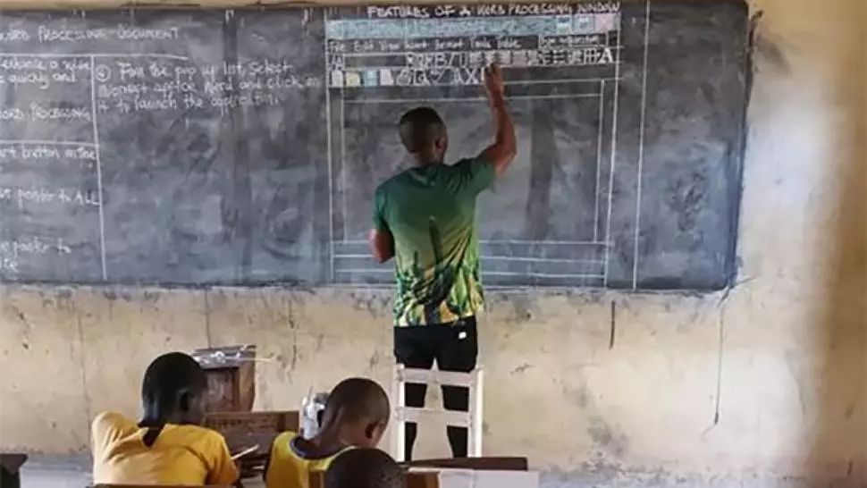 Gest impresionant al unui profesor din Africa:  predă Word pe tabla din clasă