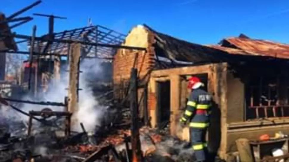 O casă și trei tone de lemne, mistuite de flăcări