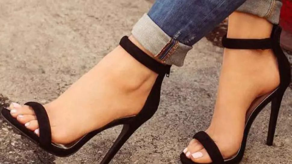 De ce ne crapă câlcâiele? Remediul natural pentru picioare fine