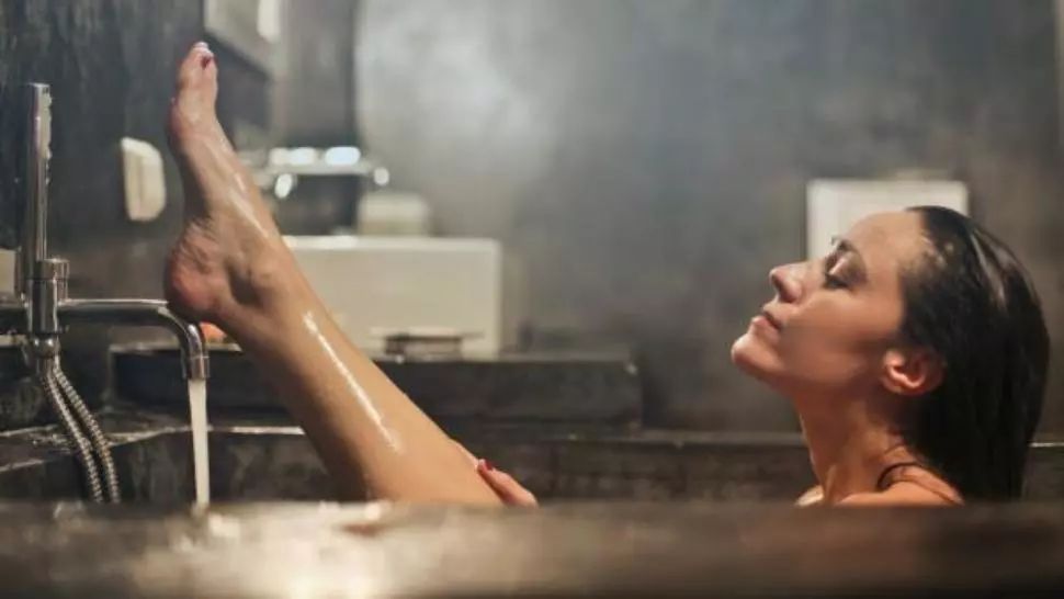 Baia fierbinte sau rece? Care este mai bună pentru sănătate?