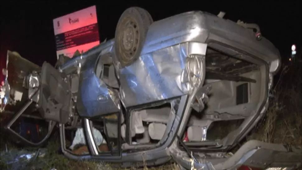 Grav accident într-o intersecție: o mașină s-a răsturnat în șanț