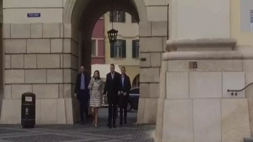 VIDEO | Klaus și Carmen Iohannis, la slujba de la Biserica Catolică din Sibiu