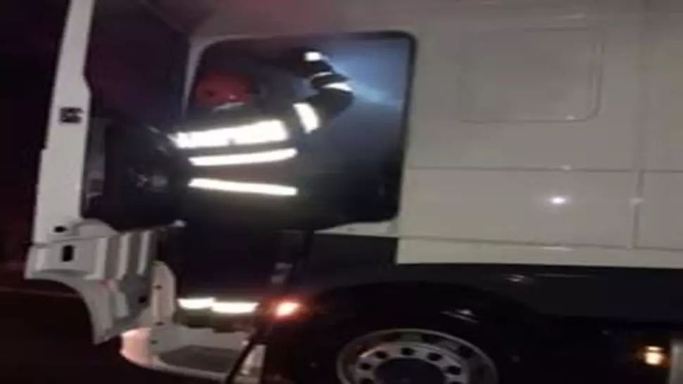 Camion cuprins de flăcări, în mers