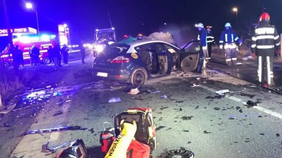 Grav accident între Cluj şi Zalău! Trei copii şi doi adulţi au fost răniţi