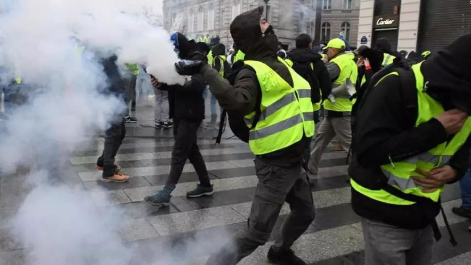 "Vestele galbene" renunţă la veste și anunță o schimbare de strategie