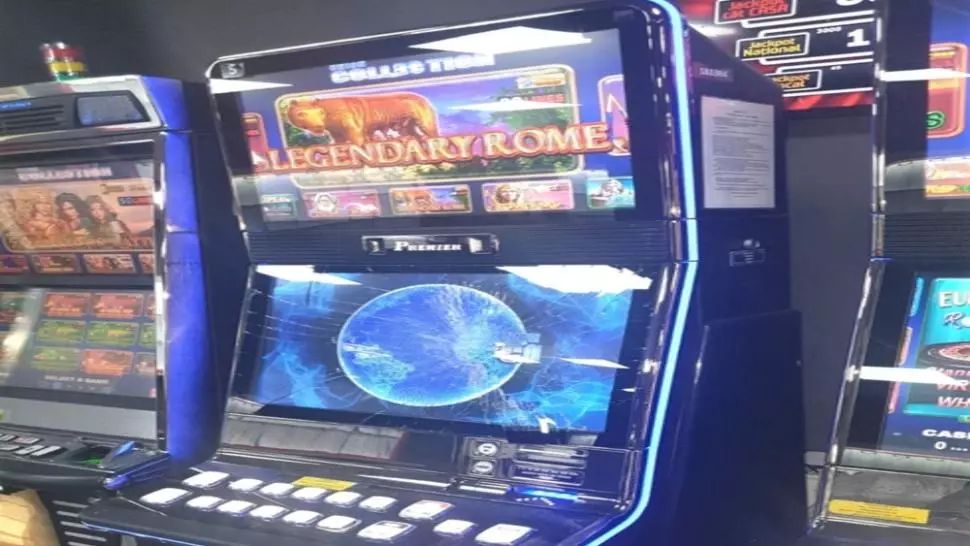 O învățătoare împrumuta bani de la părinți pentru a juca la PĂCĂNELE! Ce riscă femeia care a ajuns de 4 ori în fața Comisiei de disciplină