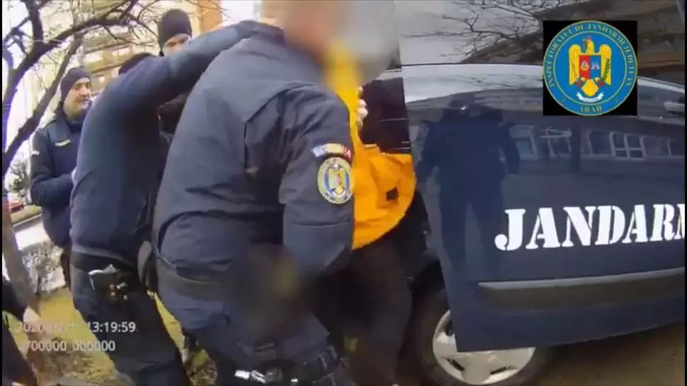 FOTO Tânăr amendat, după ce a scuipat și înjurat jandarmi