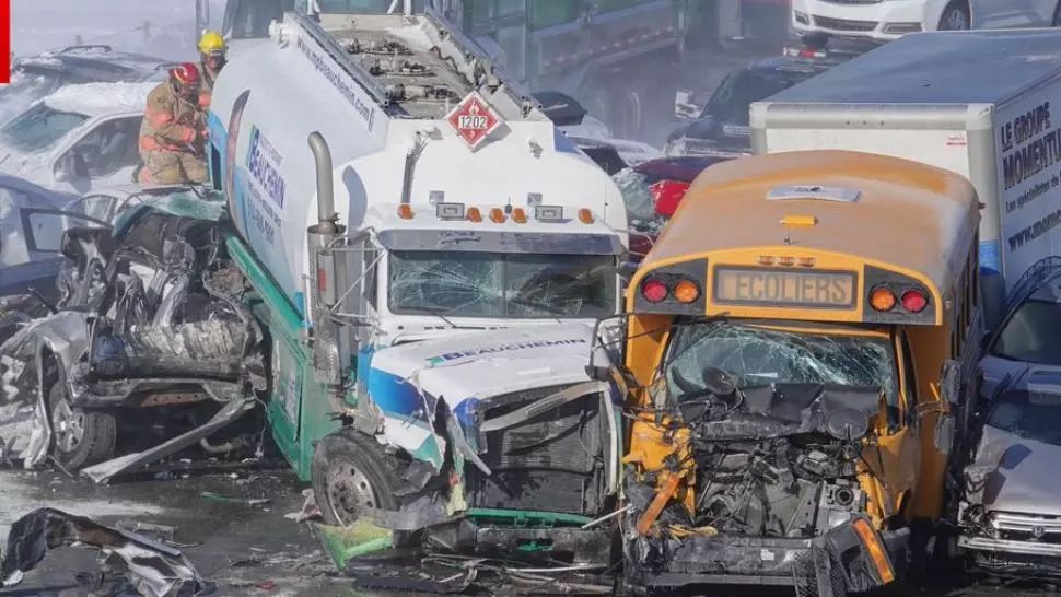 Carambol cu 200 de mașini pe un drum de mare viteză. Doi oameni au murit, iar 70 au fost răniți