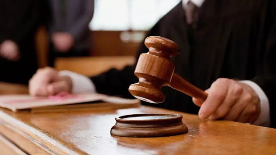 Judecătorii cer Curții Constituționale să respingă legea lui Bolojan. Magistrații acuză: Legea pensiilor ne afectează independența