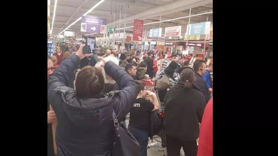 VIDEO și FOTO - Haos fără rost în magazine - Românii s-au bulucit la cumpărături, rafturi goale și cozi interminabile la casă