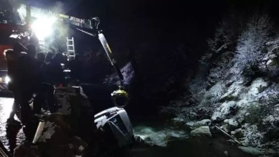 Microbuz plin cu pasageri, răsturnat în pârâul Bicaz