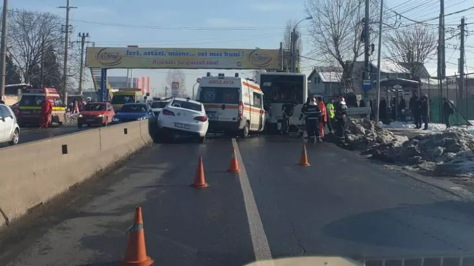 Accident în lanț, lângă Capitală. Sunt implicate o ambulanță, un autobuz STB și un autoturism: 5 victime