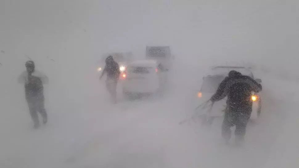 VIDEO - Accidente pe A1, din cauza zapezii. Un tir a derapat, mai multe masini lovite