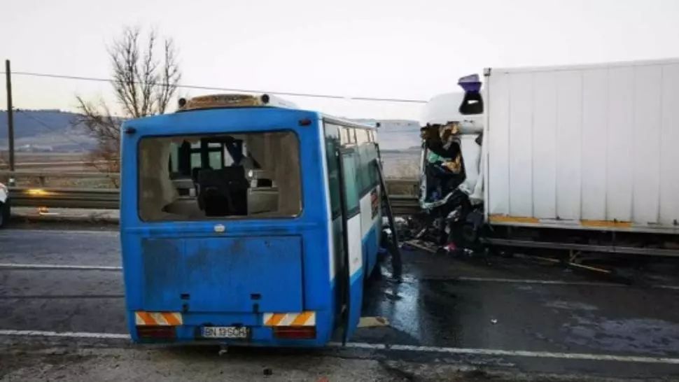 Grav accident, cu un mort şi 7 răniţi, în jud. Bistrița-Năsăud. Un autobuz s-a ciocnit cu un autotren 
