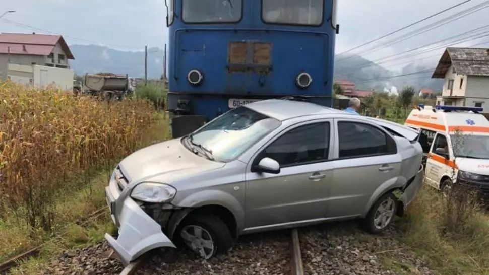 Maşină lovită de tren în județul Covasna, după ce frânele au cedat