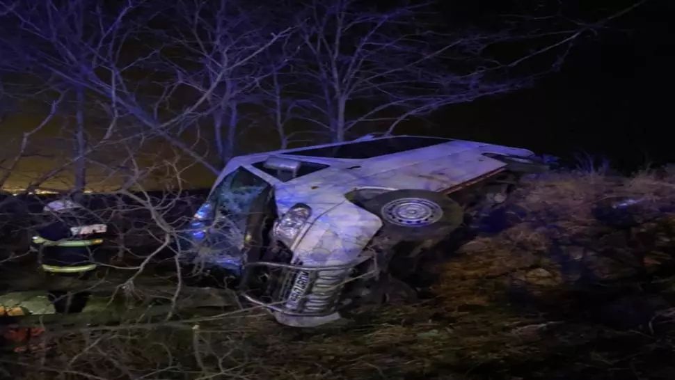 Accident GRAV în jud. Sibiu. Microbuz răsturnat, șoferul a ajuns la spital