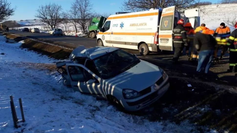 Impact violent între un autocamion și o mașină: două victime 