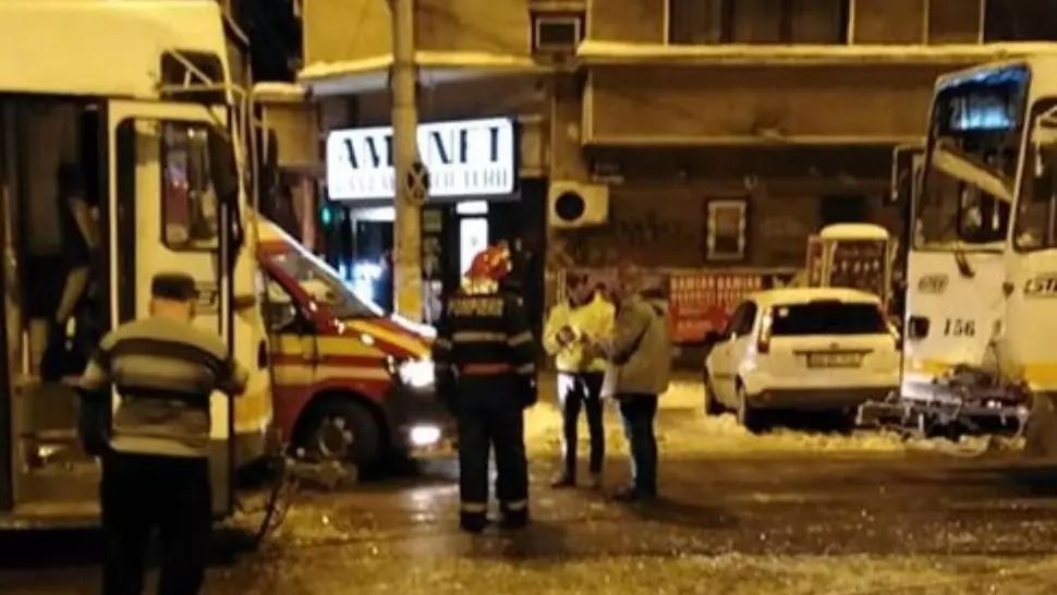 Accident grav, în Capitală. Două tramvaie s-au ciocnit: mai multe victime