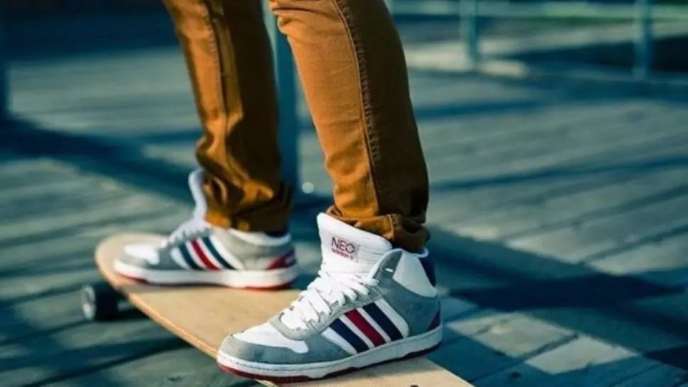 Cum să porți adidașii Hi-Top? (P)