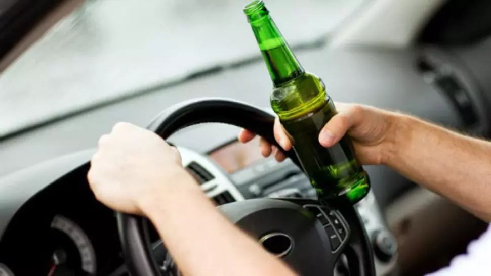 Un şofer BEAT, cu numere de MAI, filmat în timp ce circula în zig-zag