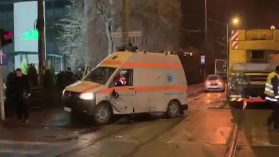 Tramvai deraiat, după ce a lovit o ambulanță: două victime