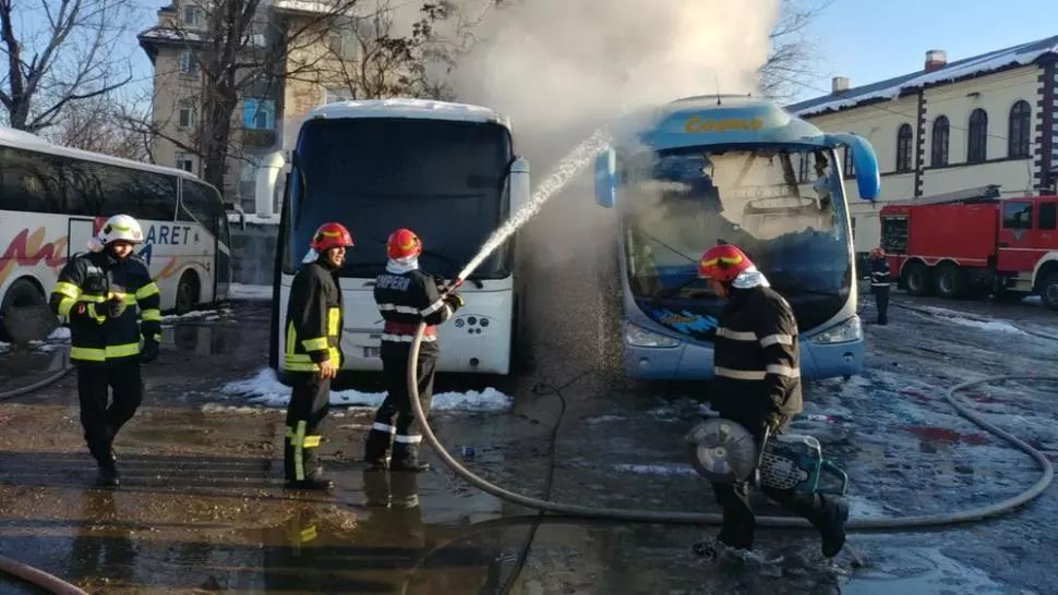 Panică în Capitală! Două AUTOCARE au luat foc
