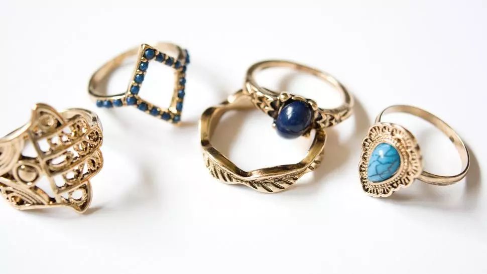 Cum cureți acasă bijuteriile oxidate din aur și argint. Sunt necesare doar câteva ingrediente din bucătărie