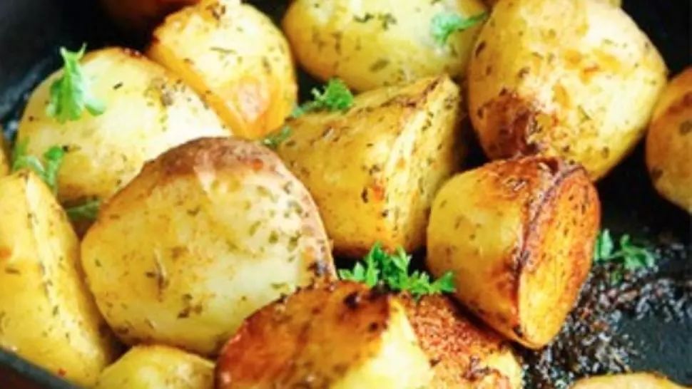 Aşa faci cei mai buni cartofi la cuptor. Ingredientul care face diferenţa