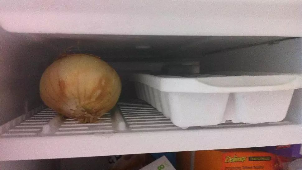 De ce se pune ceapa în congelator. Vei folosi mereu acest truc