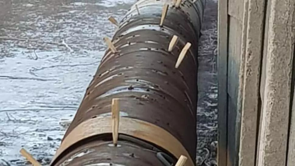 Imagini incredibile. „Dorel” de la Hațeg. Conducta de apă a orașului, „reparată” cu țepușe de lemn