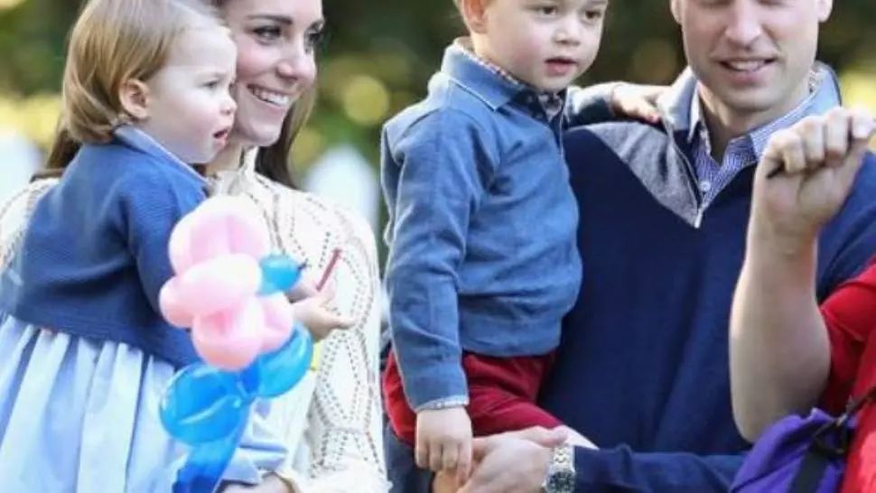 Suspecți de coronavirus printre apropiații familiei regale din Marea Britanie