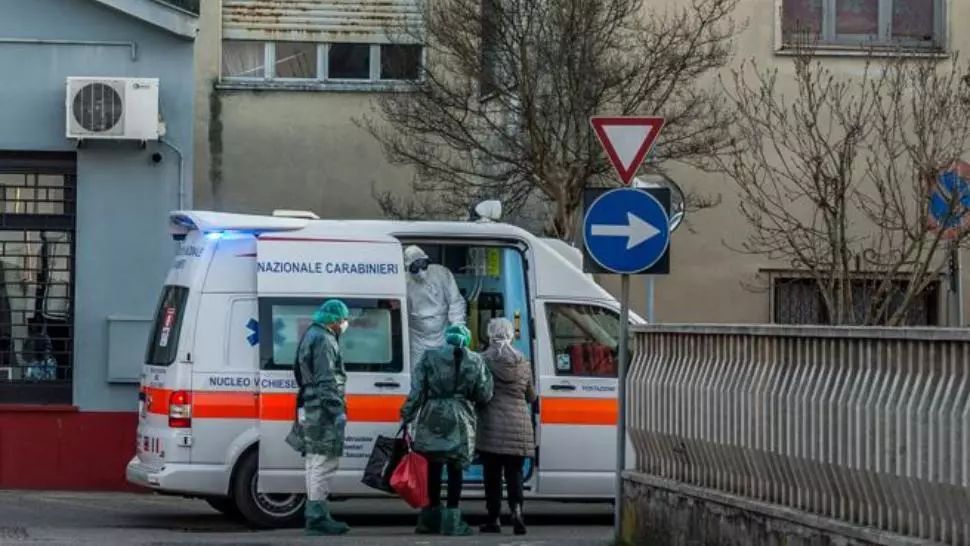 Femeie suspecta de coronavirus, preluata direct dintr-un mall din Bucuresti