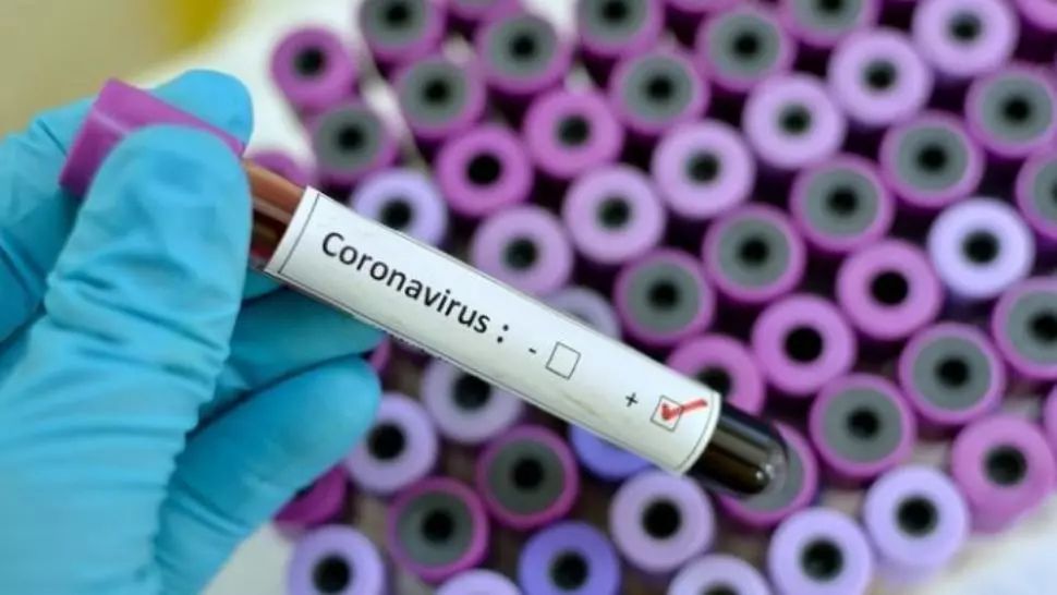 Mamă și bebeluș, simptome de infecție cu coronavirus