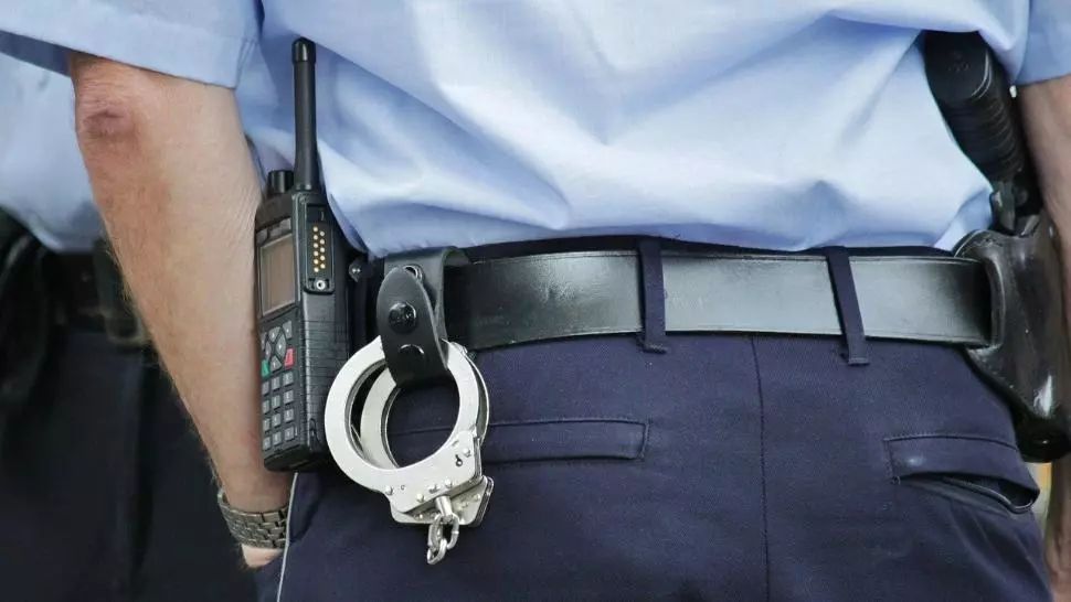 Un polițist și-a făcut selfie la locul unei crime. Imagini revoltătoare, surprinse în telefonul mobil. Ce au decis șefii săi