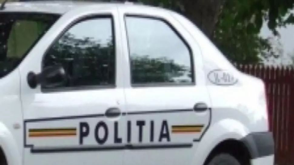 A fugit de poliție și a intrat cu mașina în gard