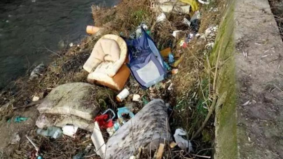 Hai că se poate! Au strâns 5.000 de saci de gunoaie de pe râul Motru