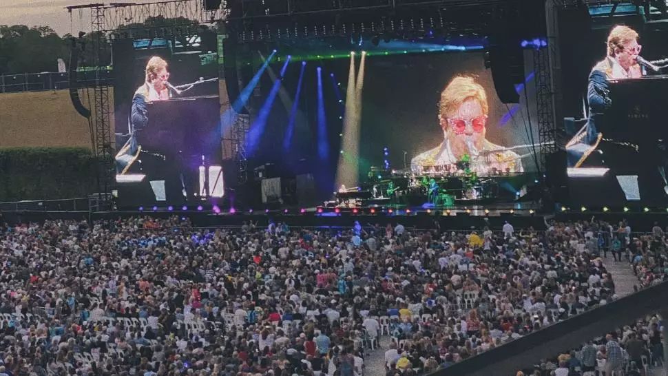 VIDEO Elton John a rămas fără voce în timpul unui concert. A fost diagnosticat cu pneumonie