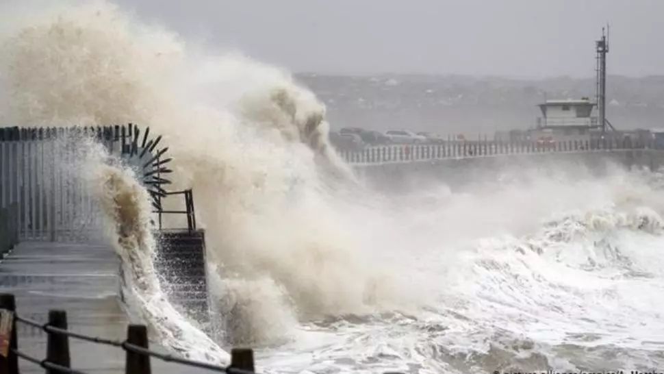 Europa de Nord, „măturată” de furtuna Ciara. Case inundate, fără electricitate, zboruri anulate