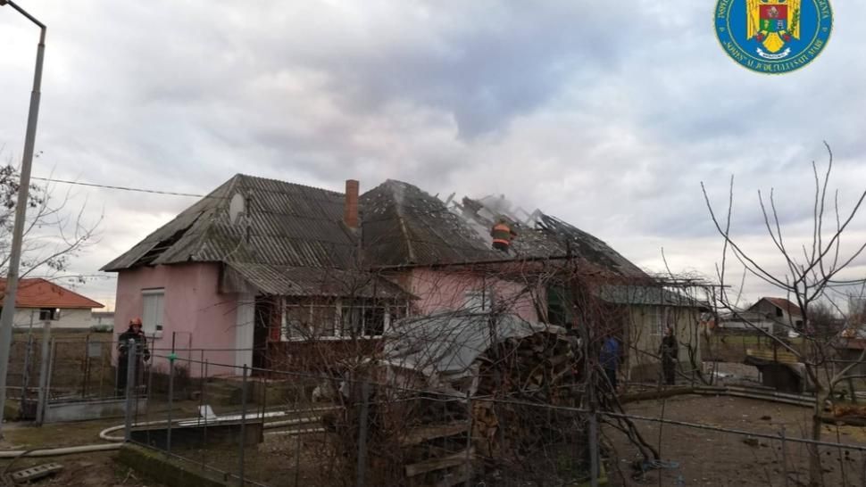 Un sătmărean și-a dat foc la casă, rănindu-și și fiul