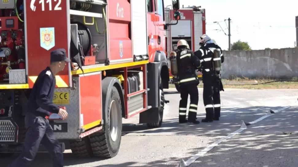 Autospecială de pompieri în misiune, impact violent cu o mașină: două victime