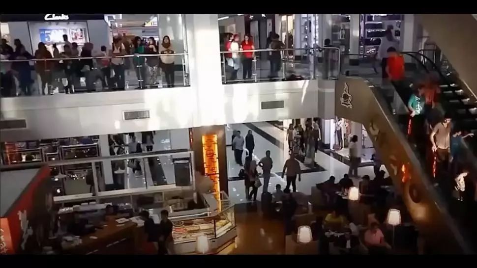 Alertă falsă cu bombă la un mall din Capitală! Pirotehniştii și SRI au făcut cercetări