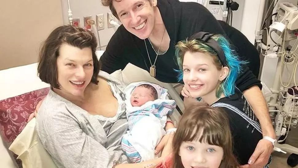 Milla Jojovich a născut! Primele imagini cu al treilea copil al vedetei