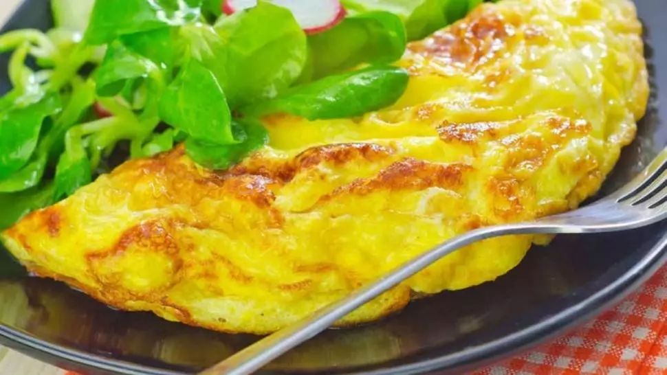 Așa faci cea mai bună omletă. Ingredientul care-i dă tot gustul