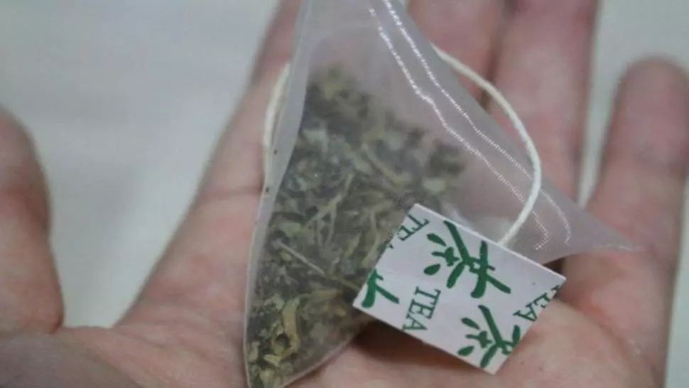11,6 miliarde de microplastice ajung în organism când bem ceai la pliculeț