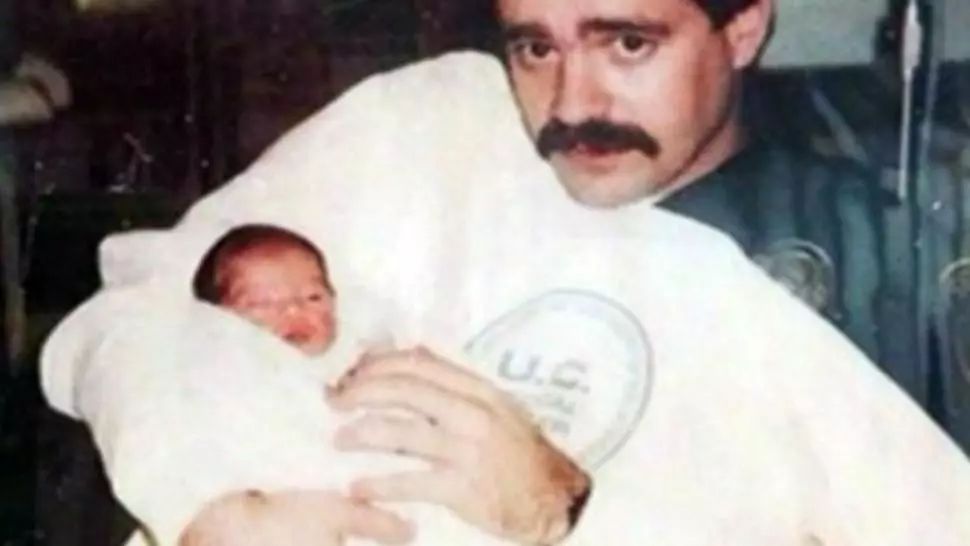 Un poliţist a găsit un bebeluş la gunoi. După 25 de ani, i-a spus adevărul, dar a ascuns un secret cumplit