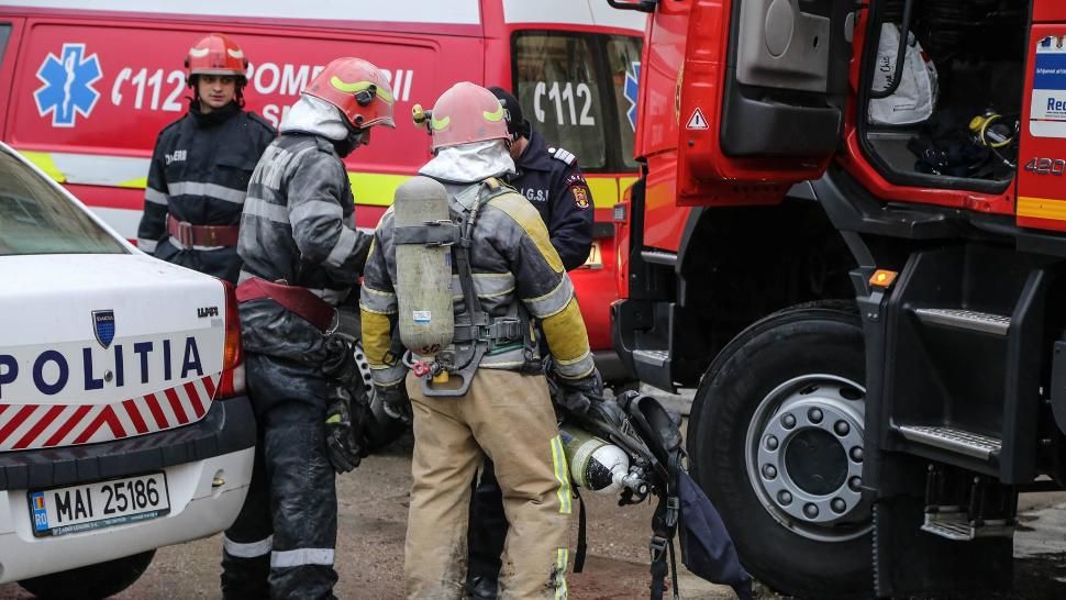 Incendiu violent, în sectorul 5, lângă sediul Poliției Capitalei
