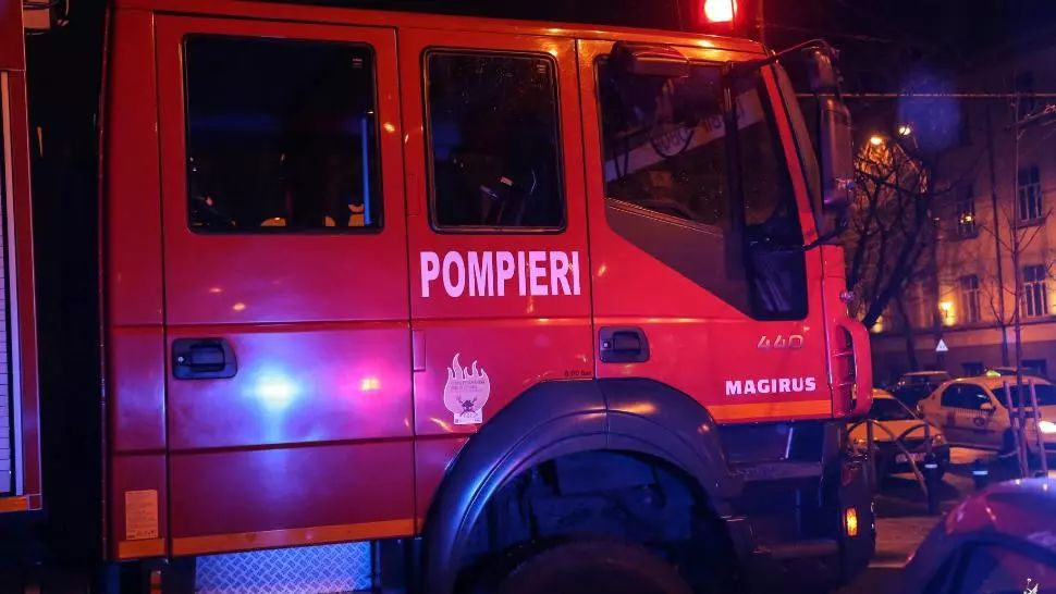 Incendiu violent, la bloc. Zeci de locatari, evacuați: 13 persoane, la urgență