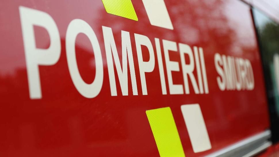 Incendiu puternic în Cluj: o casă și trei mașini, distruse de flăcări