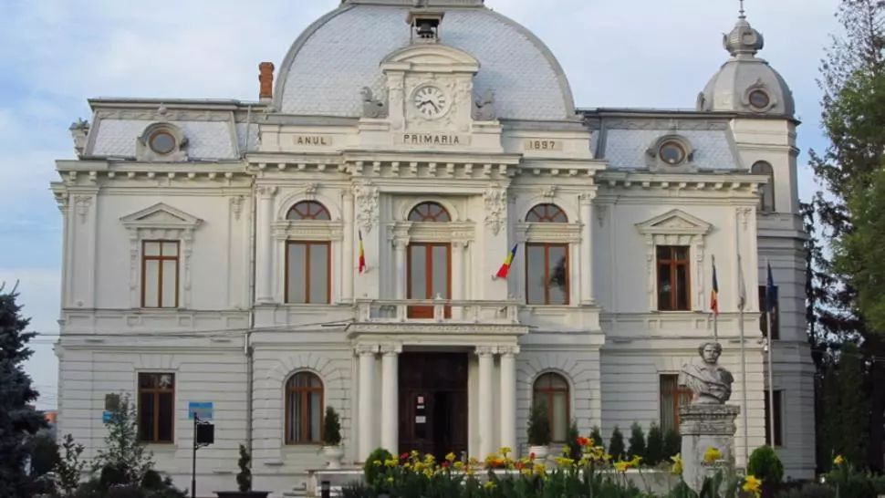 Lovitură la Primăria Târgoviște. Trei persoane din departamentul economic, reținute pentru delapidare