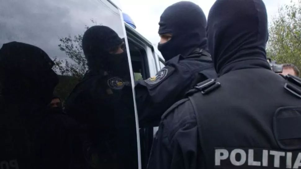 Percheziţii de amploare la persoane bănuite de înşelăciune. Polițiștii au reținut o femeie și un bărbat